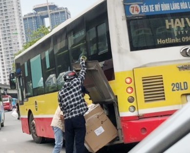 Xe buýt hoạt động như “xe dù” trên đường Phạm Hùng, Hà Nội chiều 22/5.