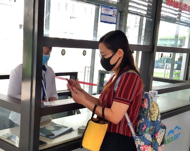 Đi xe buýt BRT Kim Mã - Yên Nghĩa không cần dùng tiền mặt