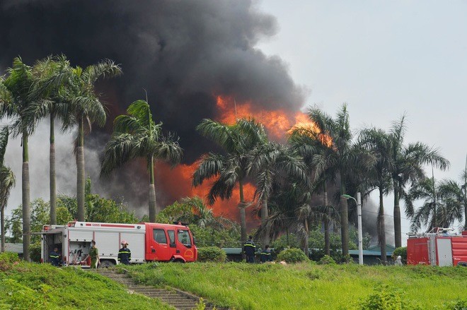 Hiện trường vụ cháy kho hóa chất tại Long Biên sáng nay