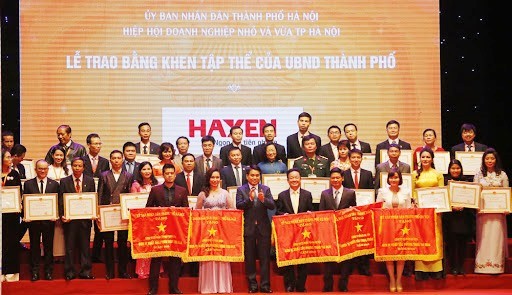 Lãnh đạo thành phố Hà Nội trao khen thưởng trong một sự kiện do thành phố tổ chức