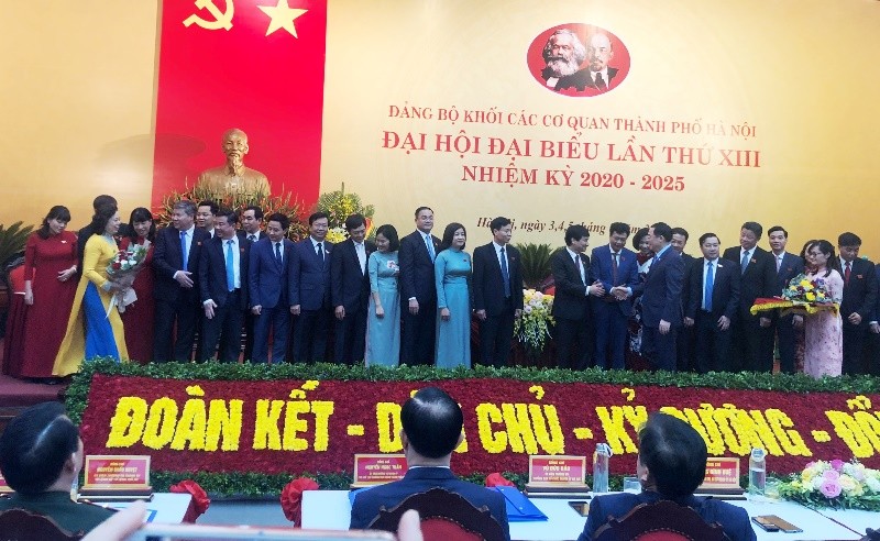 Bí thư Thành ủy Hà Nội tặng hoa chúc mừng Ban Chấp hành và Bí thư khóa mới Khối Các Cơ quan Hà Nội. Ảnh: T.Đảng