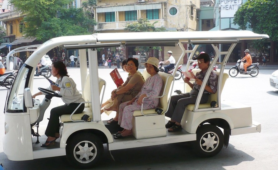 Xe điện đang hoạt động tại phố cổ và bờ hồ Hoàn Kiếm, Hà Nội. Ảnh: Trọng Đảng