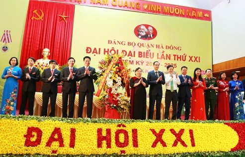  Phó Bí thư Thành ủy, Chủ tịch HĐND TP Hà Nội Nguyễn Thị Bích Ngọc cùng đoàn công tác (thứ 8 từ phải) tặng hoa chúc mừng Đại hội quận Hà Đông. 