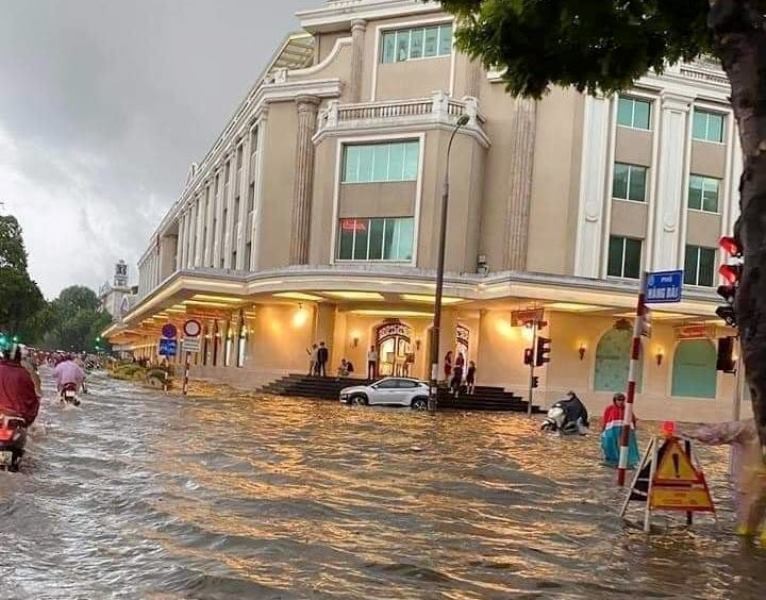 Mưa ngập sâu chiều nay trên phố Hàng Bài.