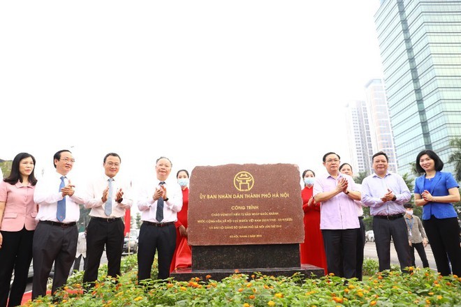 Lãnh đạo Thành ủy-UBND TP Hà Nội gắn biển chào mừng 75 Ngày Quốc khánh 2/9 cho công trình cầu vượt Nguyễn Văn Huyên.