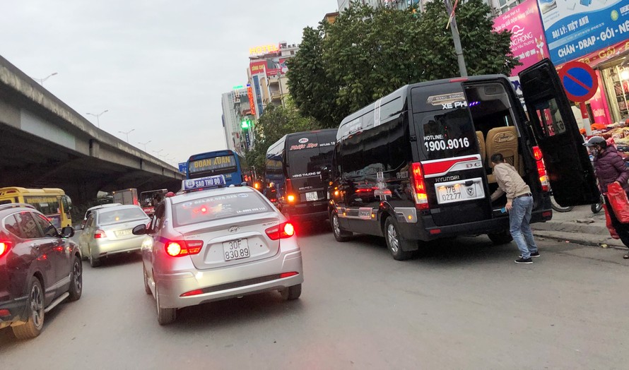 Tình trạng xe khách xếp hàng dài bắt khách trên đường Nguyễn Xiển được Tiền Phong ghi lại hình ảnh và phản ánh nhiều trong thời gian qua. Ảnh: A.Trọng
