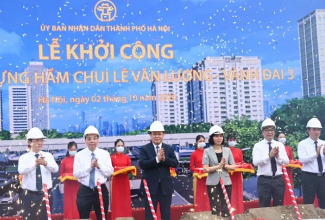 Bí thư Thành ủy Hà Nội Vương Đình Huệ cùng các đại biểu thực hiện nghi thức khởi công dự án (Ảnh: TTXVN) 