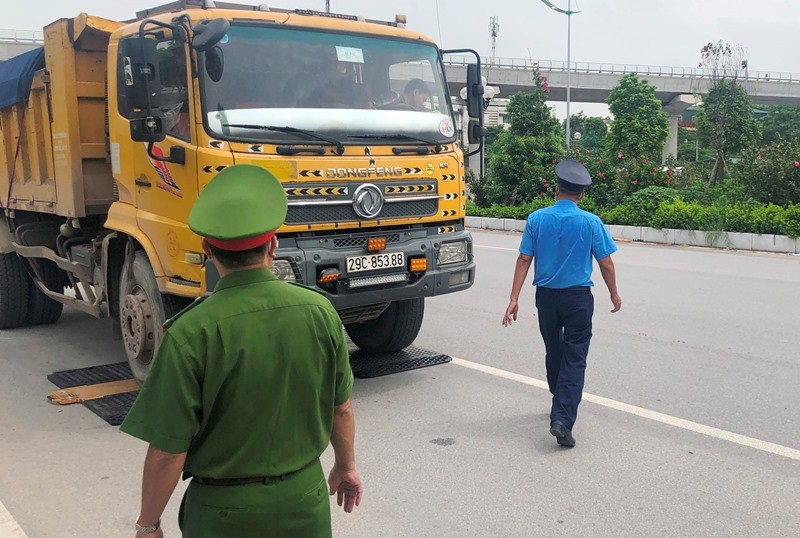 Hàng loạt xe quá tải bị xử lý tại Hà Nội
