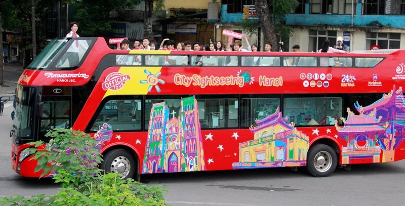 Hình ảnh xe buýt 2 tầng trong ngày đầu lăn bánh trở lại ở Hà Nội