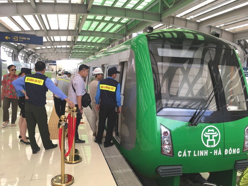 Từ ngày 27/10, Metro Han Noi sẽ huy động nhân lực vận hành tuyến đường sắt Cát Linh - Hà Đông. Ảnh: T.Đảng