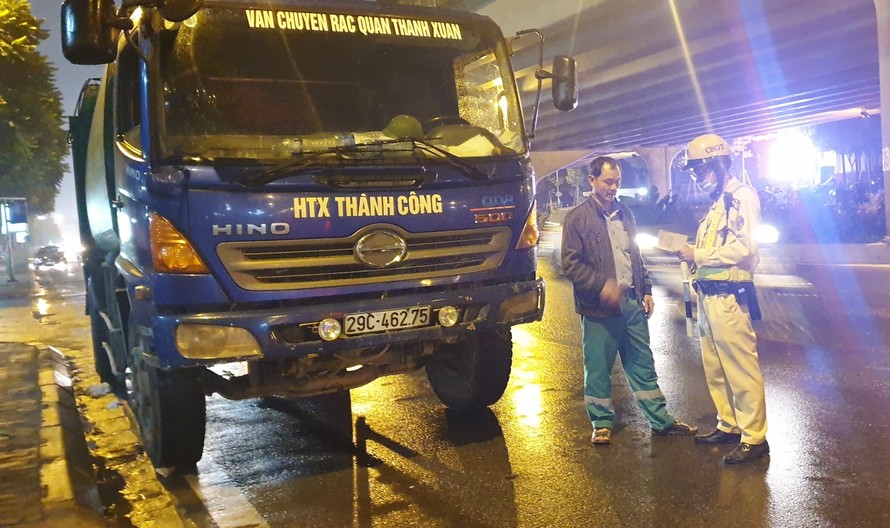 Hình ảnh hàng loạt 'xe vua' chở rác bị xử phạt ở Hà Nội