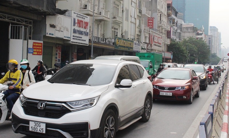 CSGT xử lý 'nóng' điểm đen cầu vượt Nguyễn Chánh chui đầu vào chỗ tắc