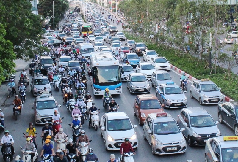 Hà Nội yêu cầu hạn chế nhiều loại phương tiện, trong đó có xe khách du lịch để giảm ùn tắc cuối năm.