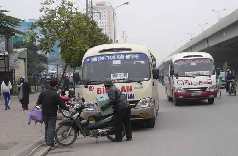 Xe khách di chuyển và bắt trả khách trên đường Phạm Hung (Vành đai 3 dưới thấp).