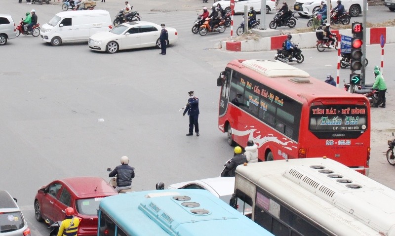 Thanh tra lập chốt “nóng” đảm bảo giao thông trên đường Phạm Hùng dịp Tết Tân Sửu. Ảnh: T.Đảng