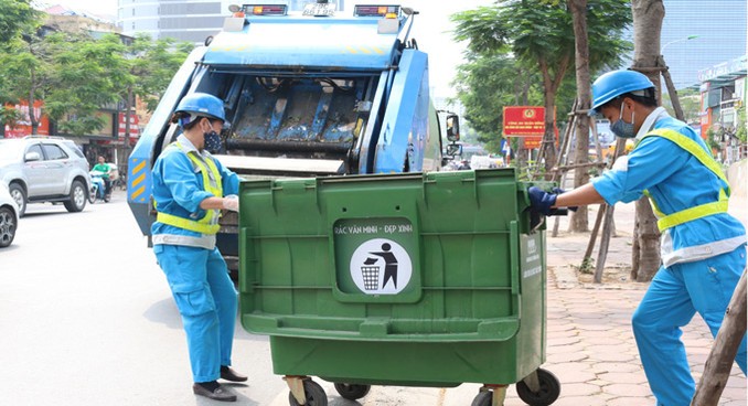 Công nhân thu gom rác thải tại Hà Nội