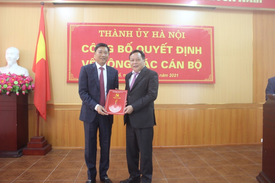 Đại diện Thành ủy Hà Nội trao quyết định cho ông Đỗ Anh Tuấn sáng nay.