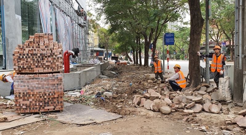 Công trình cải tạo vỉa hè trên phố Trần Thủ Độ đã bị đình chỉ thi công.