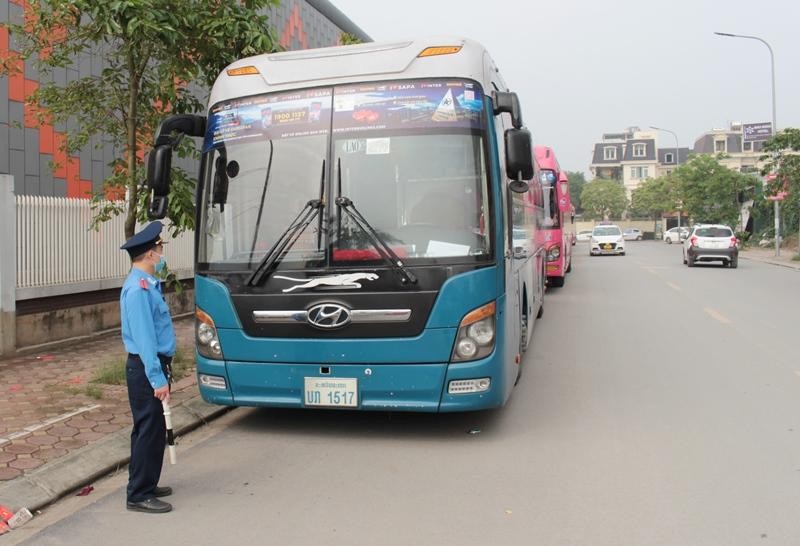 Đội Thanh tra giao thông Hoàng Mai vừa kiểm tra, xử lý bãi xe vi phạm trên đường.