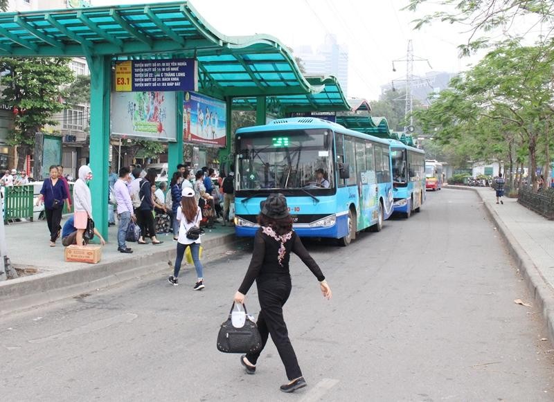 Khách đi xe buýt xe lượt Hà Nội giảm 60% so với kế hoạch đấu thầu. Ảnh: A.Trọng