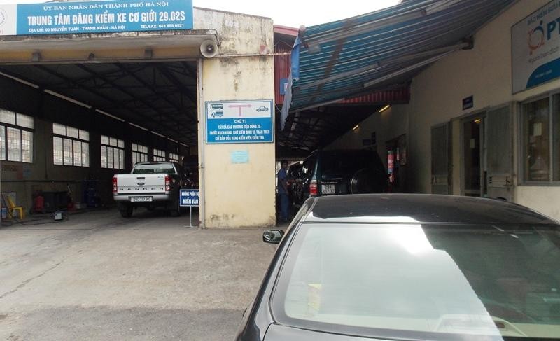 Kiểm định xe tại một trung tâm đăng kiểm Hà Nội.