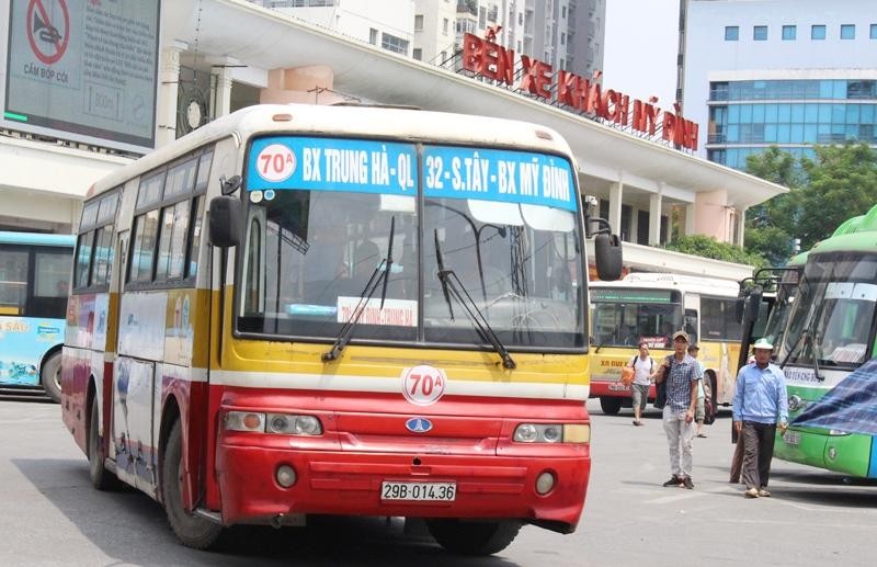 Xe buýt hoạt động tại bến xe Hà Nội. Ảnh: A.Trọng