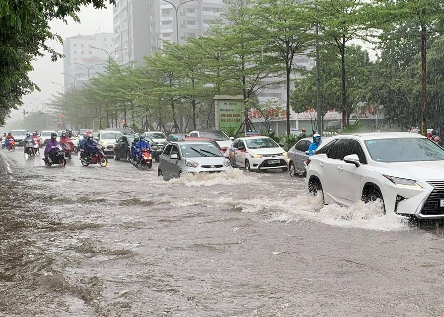 Mưa ngập nhiều tuyến phố Hà Nội sáng 9/6.