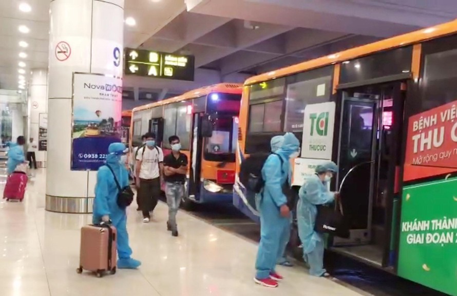 Xe buýt Hà Nội đón công dân từ sân bay Nội Bài về các khu cách ly.