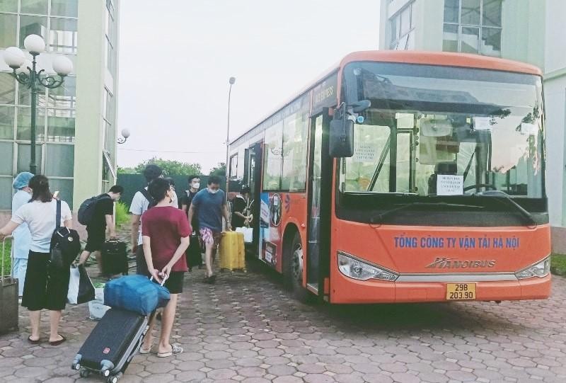 Xe buýt đón người hết cách ly về các quận huyện Hà Nội trong 2 ngày qua.