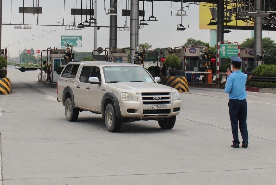 Lượng xe cá nhân tăng mạnh tại cửa ngõ Hà Nội do xin được xác nhận giấy đi đường