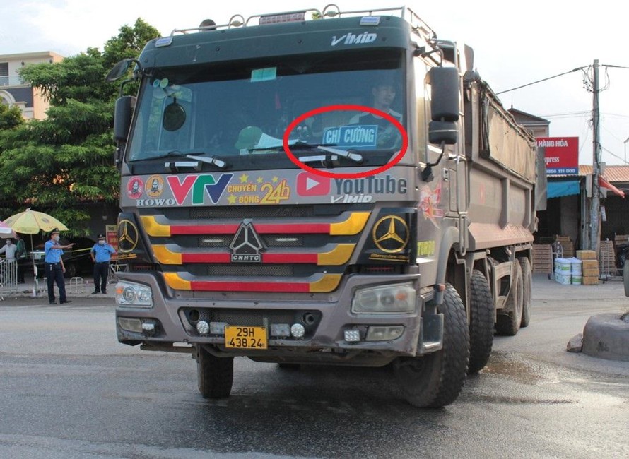 Xe tải hồ vồ đeo lô gô (vòng tròn đỏ) BKS 29H-43824 không giấy phép đi qua chốt trực liên ngành tại Cầu Giẽ chiều 18/8.