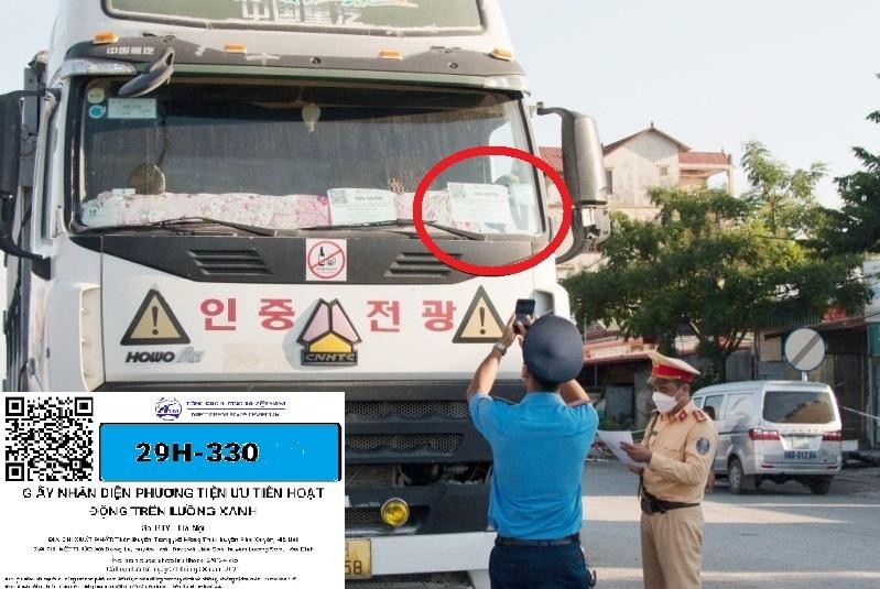 Liên ngành Hà Nội kiểm soát giấy luồng xanh xe tải được cấp trên đường. Ảnh: A.Trọng