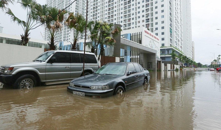 Mưa to, nhiều tuyến phố Hà Nội bị ngập