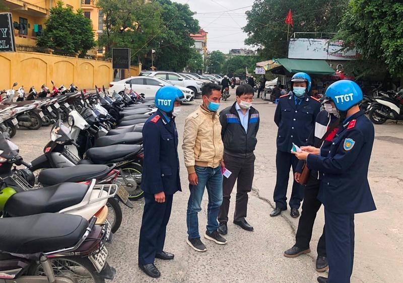 Liên ngành kiểm tra và phát hiện 2 bãi xe của Cty Ngọc Quang trước ga Cát Linh chưa có phép. Ảnh: Trọng Đảng.