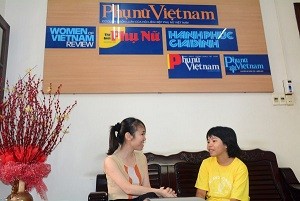 Em Nguyễn Thị Sáng (phải) từ Hà Tĩnh vào TPHCM tham dự Ngày hội Mottainai 2017