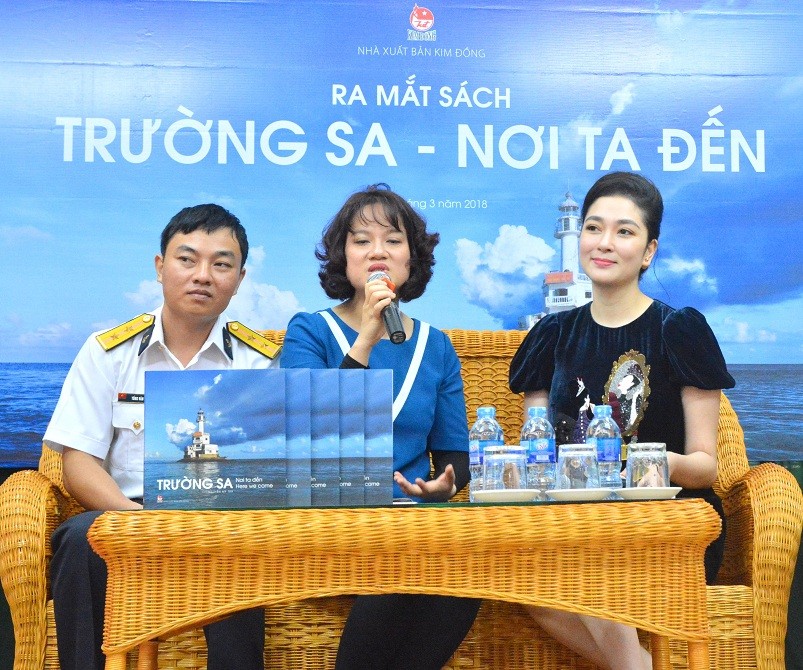 Hoa hậu Nguyễn Thị Huyền và tác giả Nguyễn Mỹ Trà giao lưu cùng bạn đọc. Ảnh: Tô Chiêm