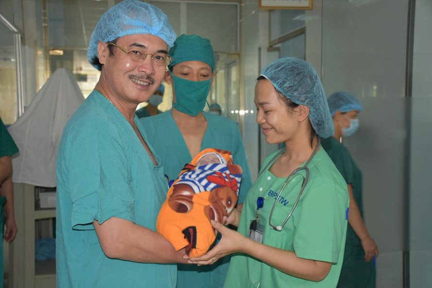 Bé gái sơ sinh 2,8kg chào đời an toàn từ sản phụ là bệnh nhân hẹp khí quản tại Bệnh viện Phổi TƯ.