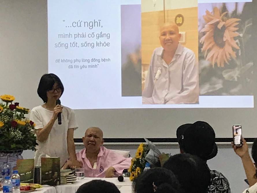Nhà báo Cẩm Bào và nhà văn Hoàng Thị Diệu Thuần tại buổi giới thiệu cuốn Đóa hoa vô thường