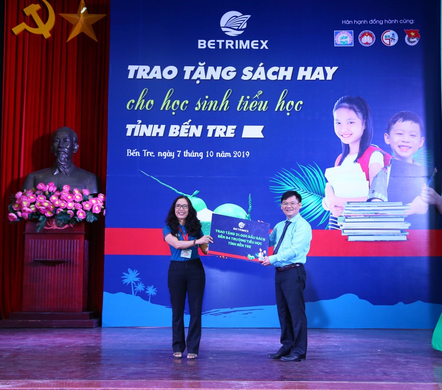 Chương trình sẽ trao tặng 31.000 đầu sách và tạp chí cho các em học sinh tiểu học 4 huyện tỉnh Bến Tre gồm: Bình Đại, Giồng Trôm, Thạnh Phú, Ba Tri