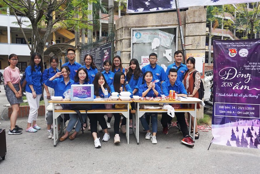 Sinh viên ĐH Luật Hà Nội tổ chức quyên góp thiện nguyện cho chương trình Đông ấm - Hành trình kết nối yêu thương