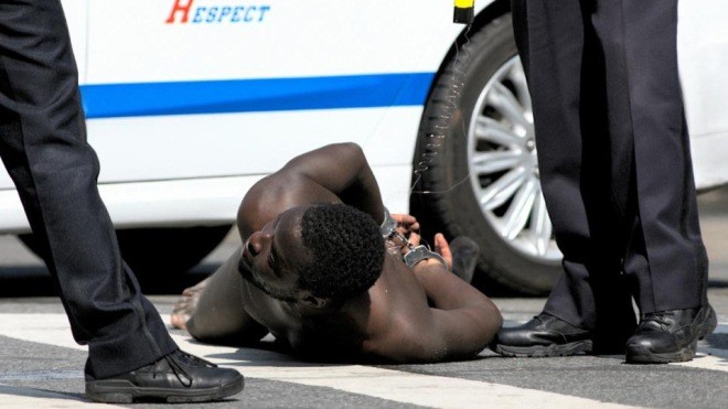 Người đàn ông khỏa thân bị cảnh sát New York bắt vì có hành vi phản cảm nơi công cộng.