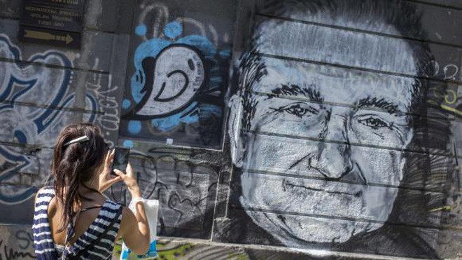 Mọi người chụp ảnh bức tường vẽ tài tử Robin Williams ở Belgrade.