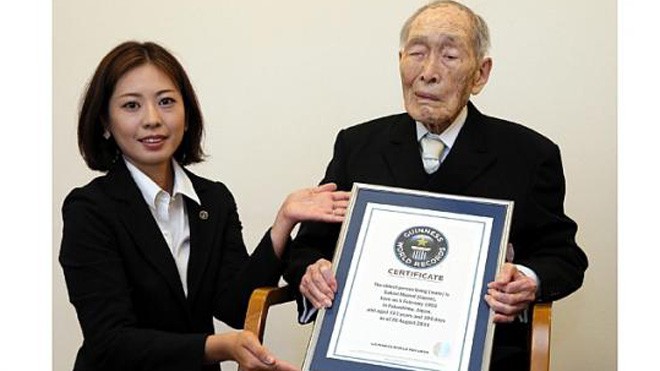 Ông Sakari nhận danh hiệu người đàn ông già nhất thế giới tại bệnh viện Tokyo. (Ảnh: Straitstimes)