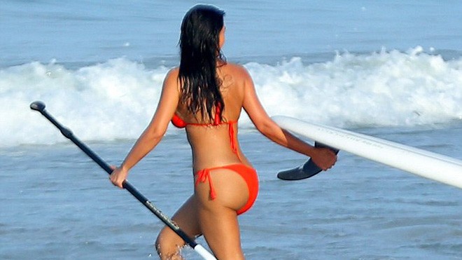 Cô Kim 'siêu vòng 3' diện bikini nóng bỏng trên biển