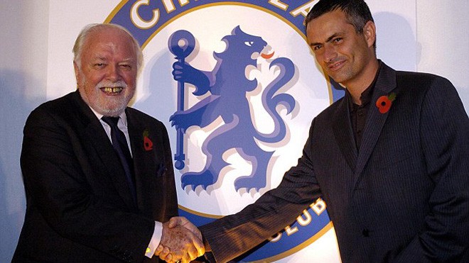 Đạo diễn Richard Attenborough gặp gỡ huấn luyện viên trưởng đội tuyển Chelsea năm 2004.