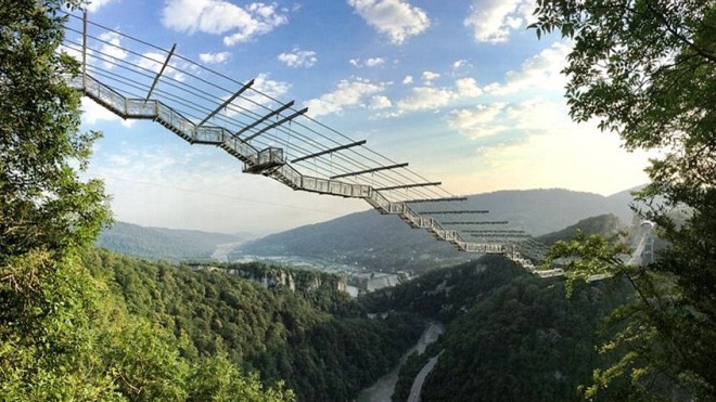 Ngắm cảnh trên cầu treo dài nhất thế giới