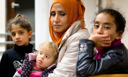 Samar, một phụ nữ tị nạn người Syria, cùng ba con gái đến Đức hồi tháng 11 sau 14 tháng rong ruổi trên đường. Ảnh: New York Times
