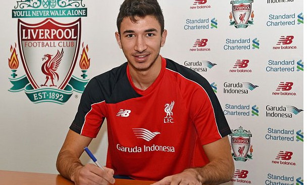 Grujic tươi cười đặt bút ký vào bản hợp đồng với Liverpool
