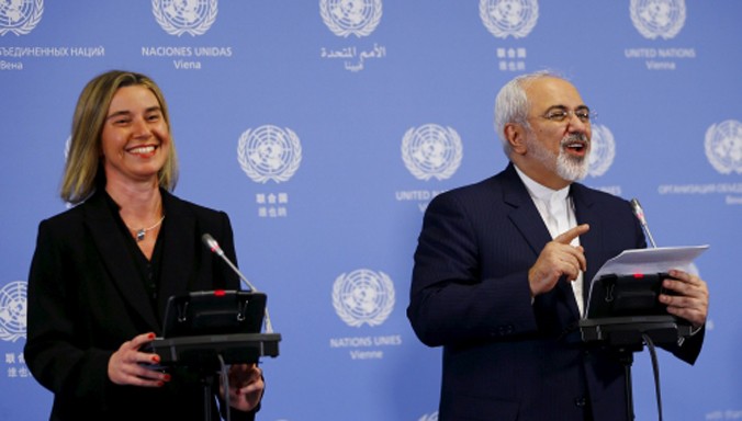 Bà Federica Mogherini, Cao uỷ Liên minh châu Âu (EU) về chính sách an ninh và đối ngoại, và Ngoại trưởng Iran Javad Zarif hôm qua phát biểu trong cuộc họp báo tại toà nhà Liên Hợp Quốc ở Vienna, Áo. Ảnh: Reuters
