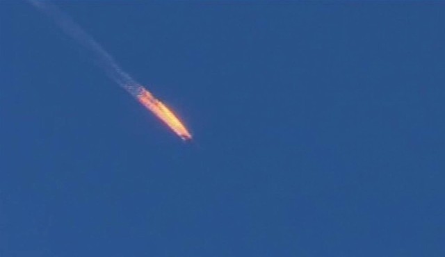 Một chiến đấu cơ Su-24 bị Thổ Nhĩ Kỳ bắn rơi ngày 24/11/2015 (Ảnh: AP)